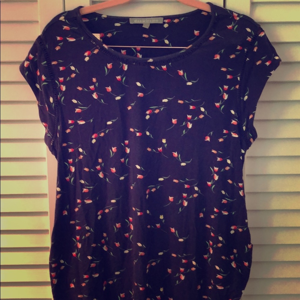 Daniel Rainn maternity top